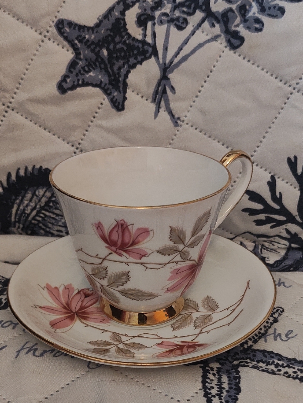 HOME: ENGLAND BONE CHINA TEA CUP & SAUCER SET